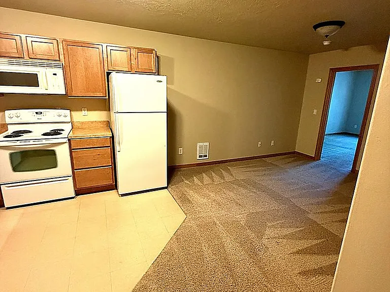 502 SW Evergreen Ave — Photo 2