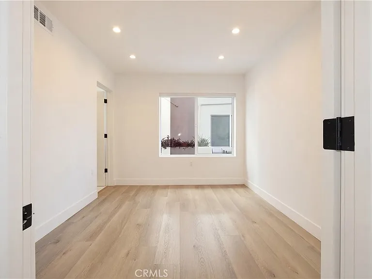 21721 Hart St — Photo 15