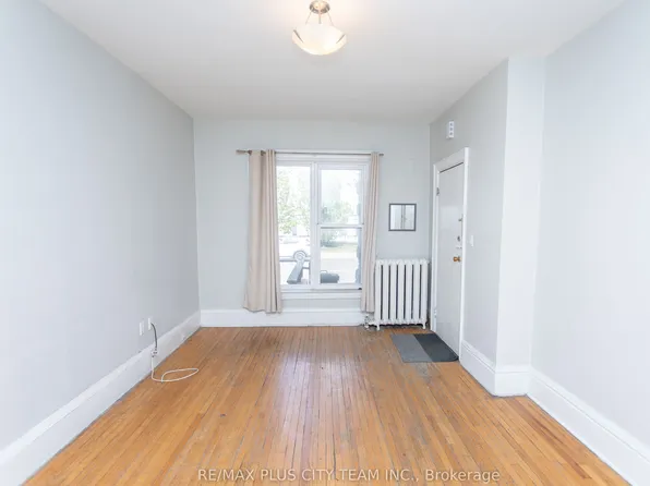 682 Bathurst St #2, Toronto, ON M5S 2R3
