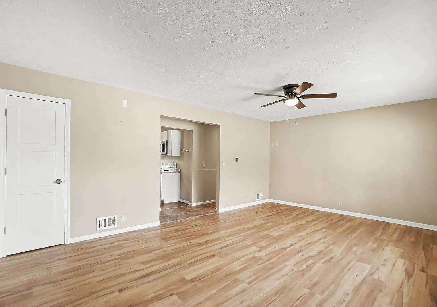 Modern Comfort meets Convenience - 3BR/2BA Duplex — Photo 4