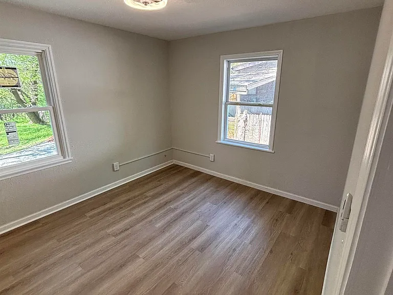 1703 N Valley Ave — Photo 50