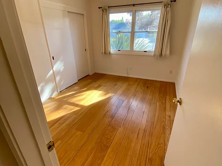 1052 Clark Ave — Photo 20