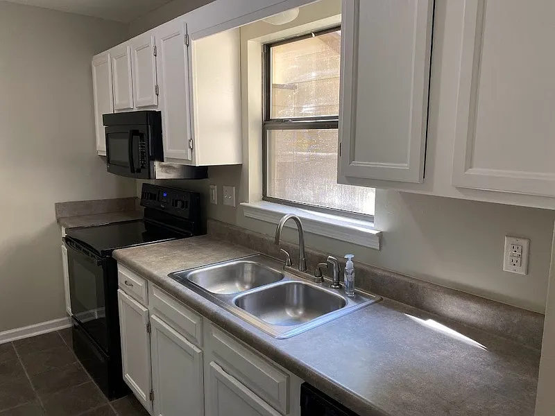 2 bed, 1.5 bath, 1100 sqft, $1,100 — Photo 3