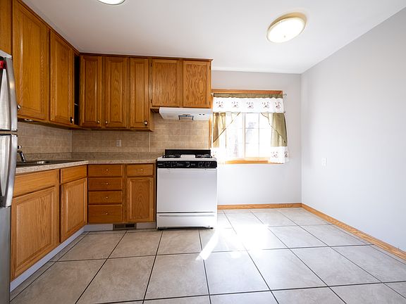 4th image of 3821 Clinton Ave #1