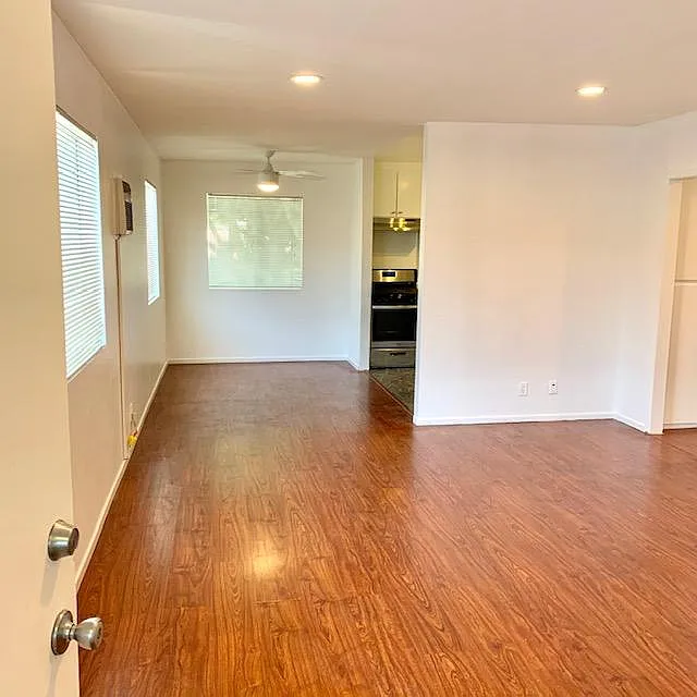 2 bed, 1000 sqft, $3,390 — Photo 2