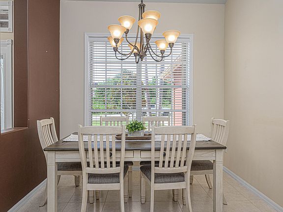 3rd image of 581 SW Lairo A Avenue