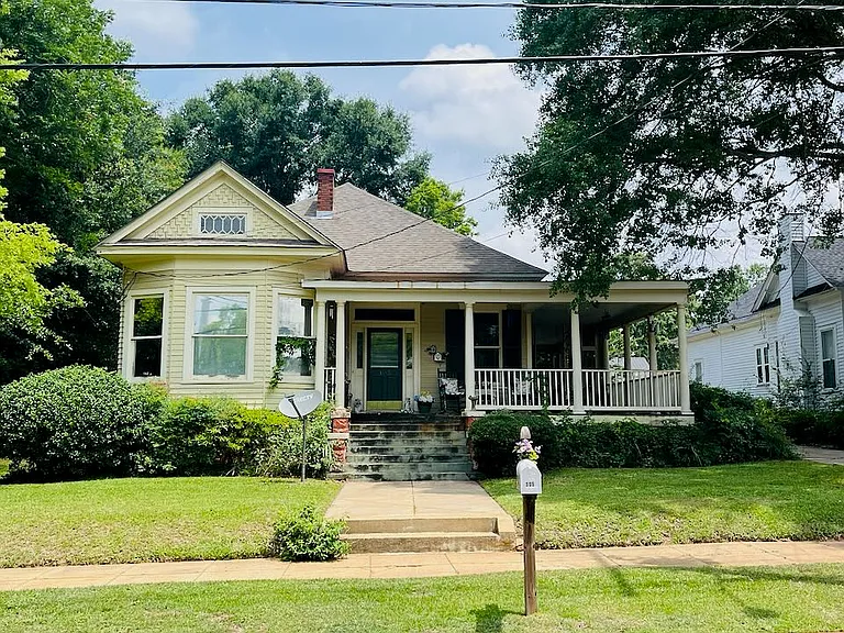 305 W Walnut St — Photo 1