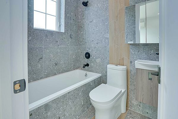 2nd image of 1681 Carroll St #5A
