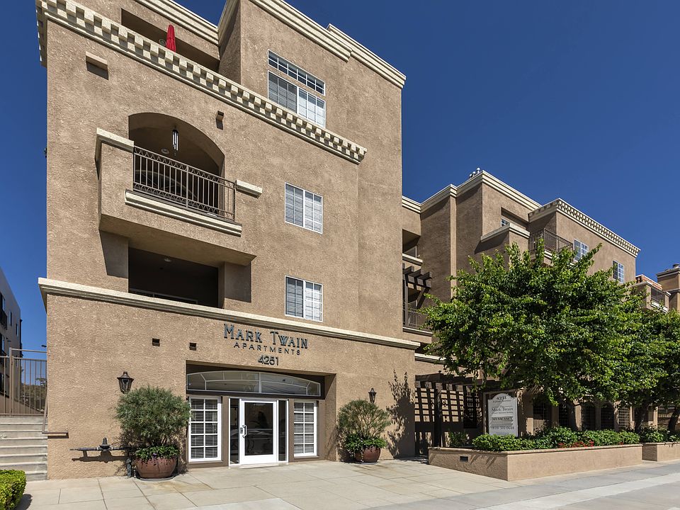 Apartments in Sherman Oaks, CA Exterior - Street View of Community Buildings and Entrance.jpg