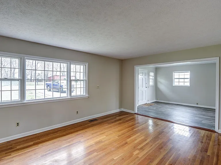 4295 Everett Rd — Photo 32