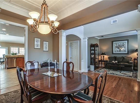 5th image of 413 Chatsworth Ct