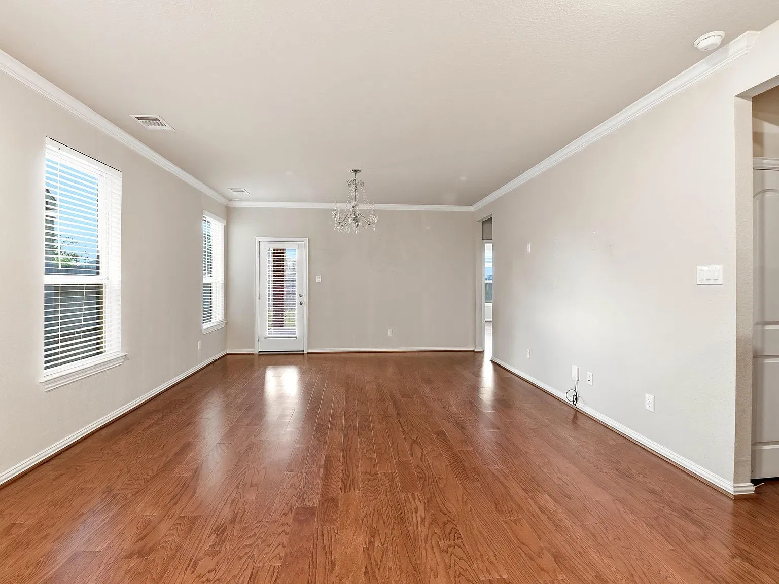 3 bed, 2.0 bath, 1700 sqft, $2,100 — Photo 3