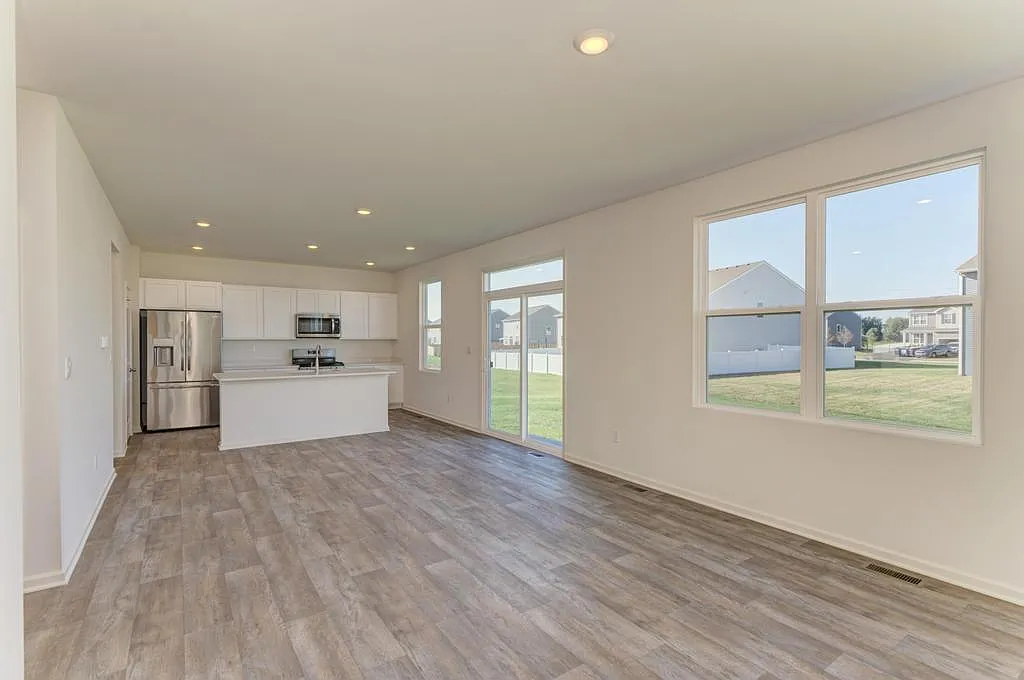 5 bed, 2.5 bath, 2051 sqft, $4,200 — Photo 2