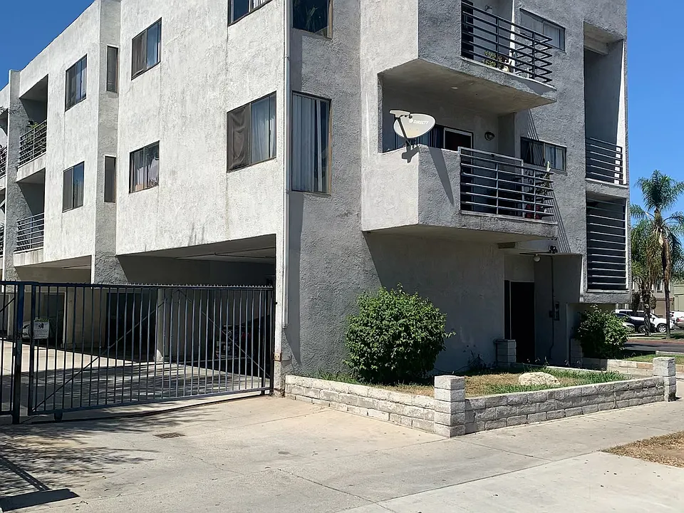 1165 Locust Ave #202
