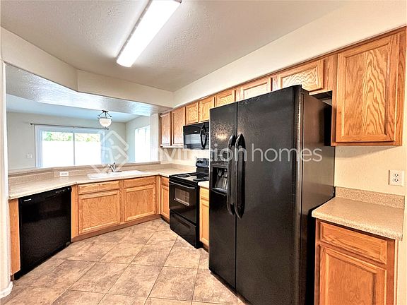 4th image of 1822 S 172nd Ln