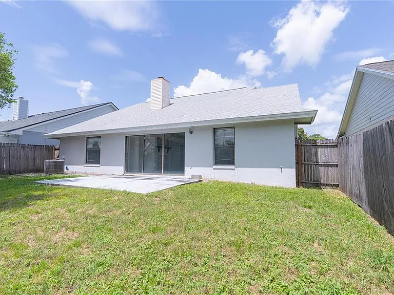 660 Holbrook Cir — Photo 2