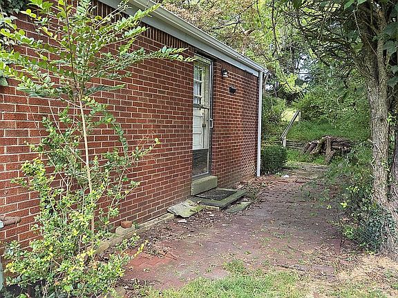 Side door/walkway