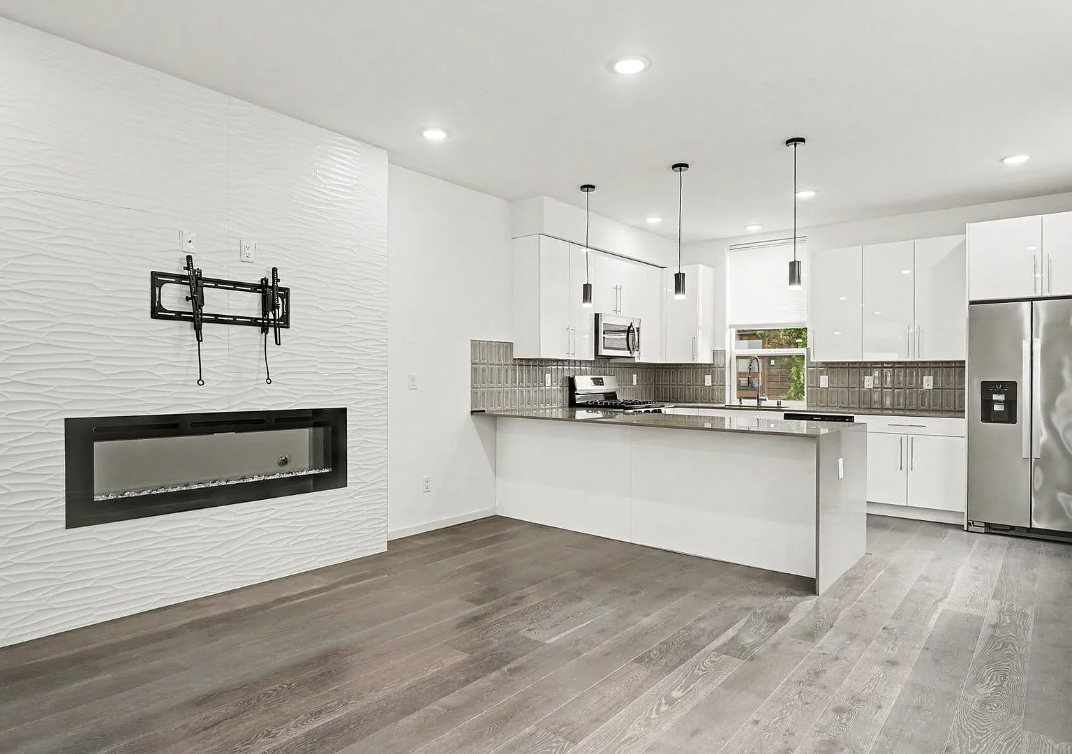 Modern 3-Bedroom Townhome with Rooftop Patio in Highland Park — Photo 4