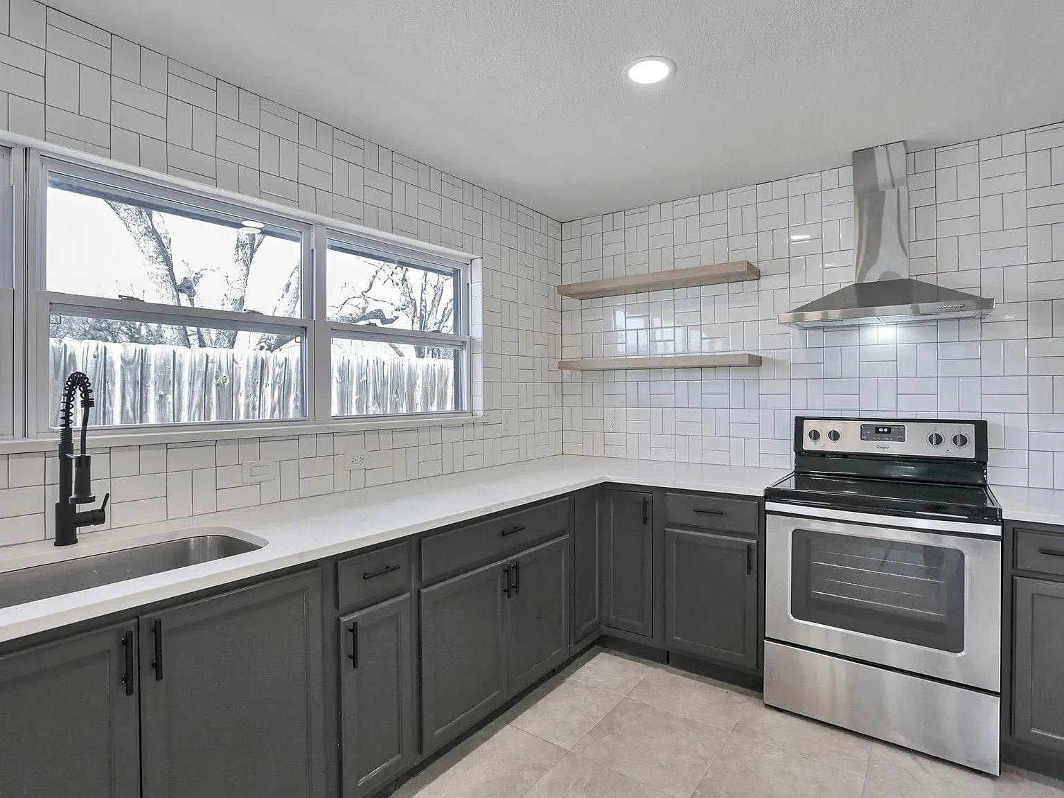 1610 S Beckley Ave — Photo 4