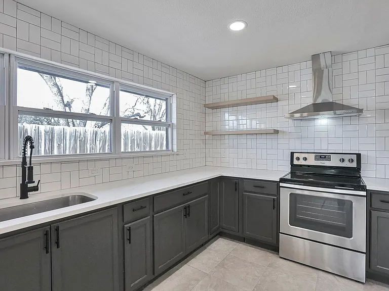 1610 S Beckley Ave — Photo 4