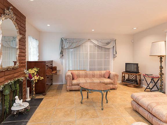 4th image of 7818 N Glenoaks Blvd