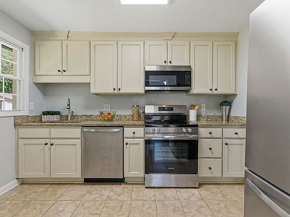 5th image of 2425 Derby Dr