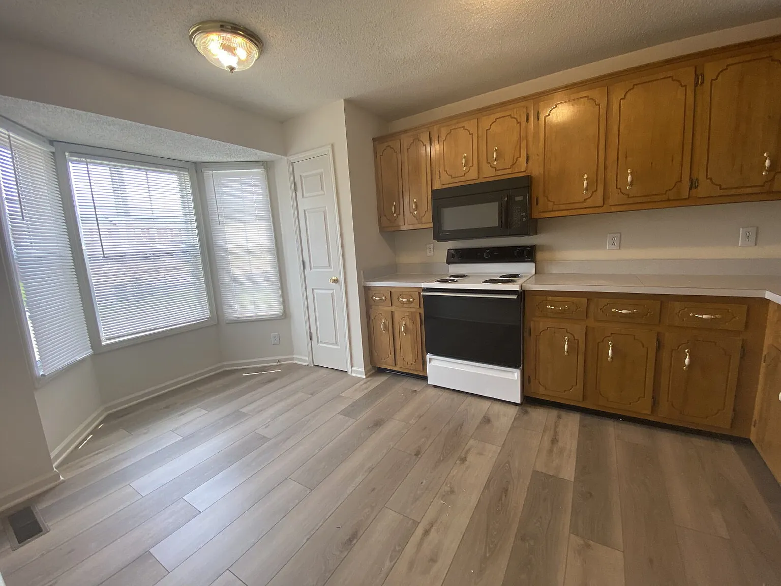 2 bed, 1.5 bath, 1100 sqft, $995 — Photo 4