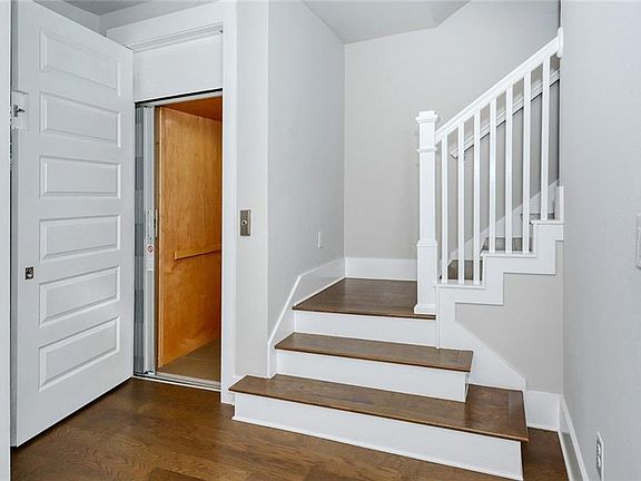 3rd image of 522 Laurel Park Dr