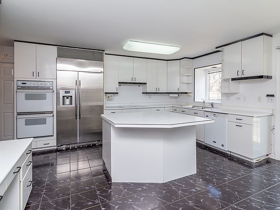 4th image of 65 Hemlock Ln