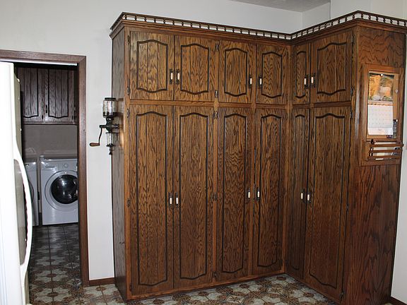 ABUNDANT KITCHEN STORAGE