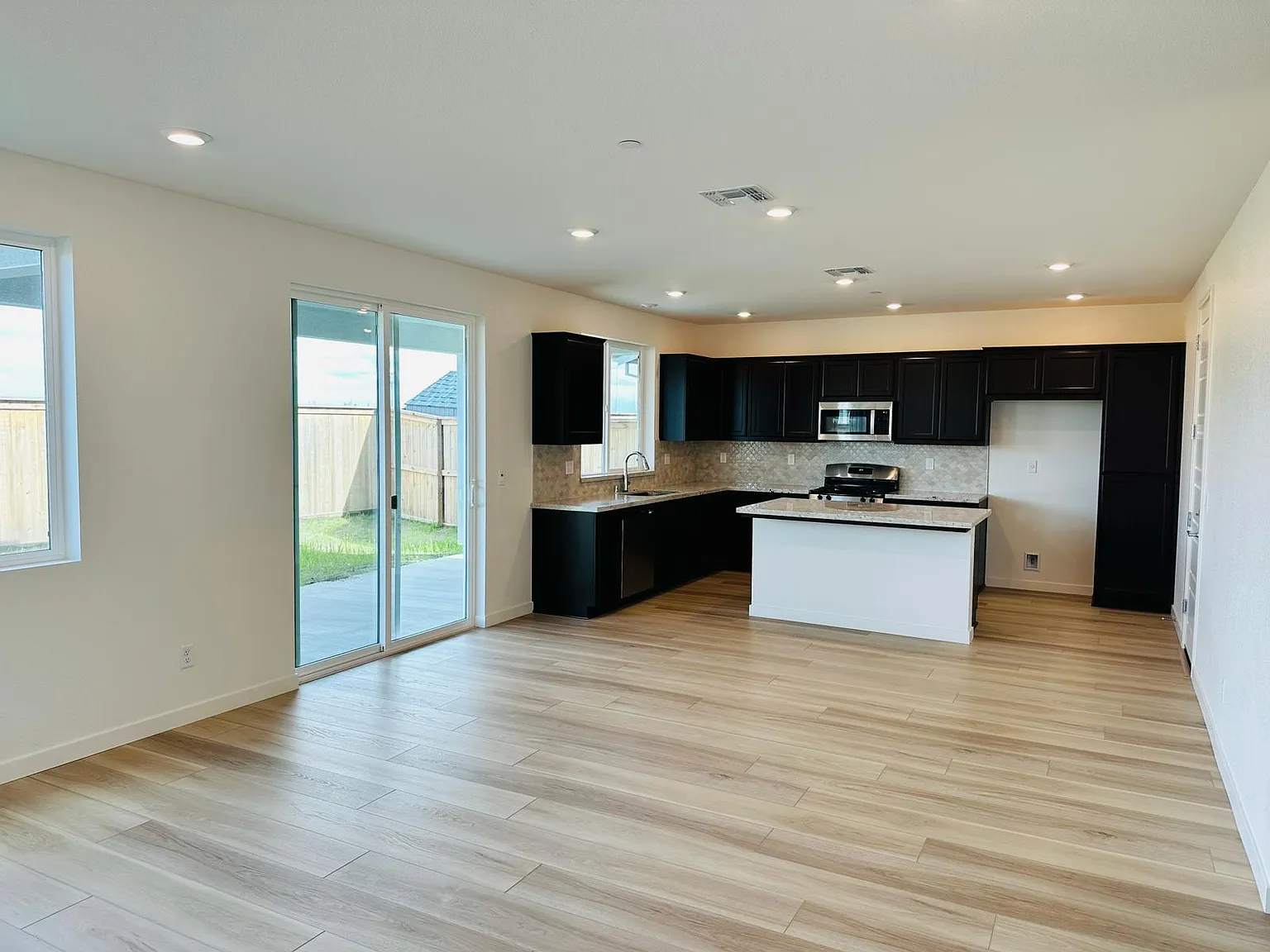 4 bed, 2.5 bath, 2030 sqft, $3,395 — Photo 2