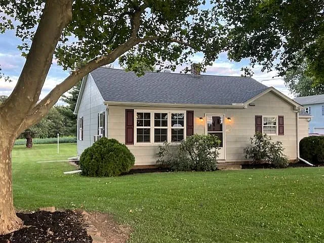 2285 Old Harrisburg Rd — Photo 2
