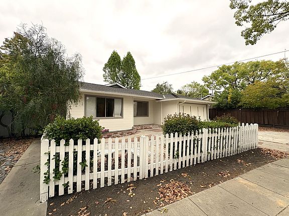 3rd image of 808 Loma Verde Ave