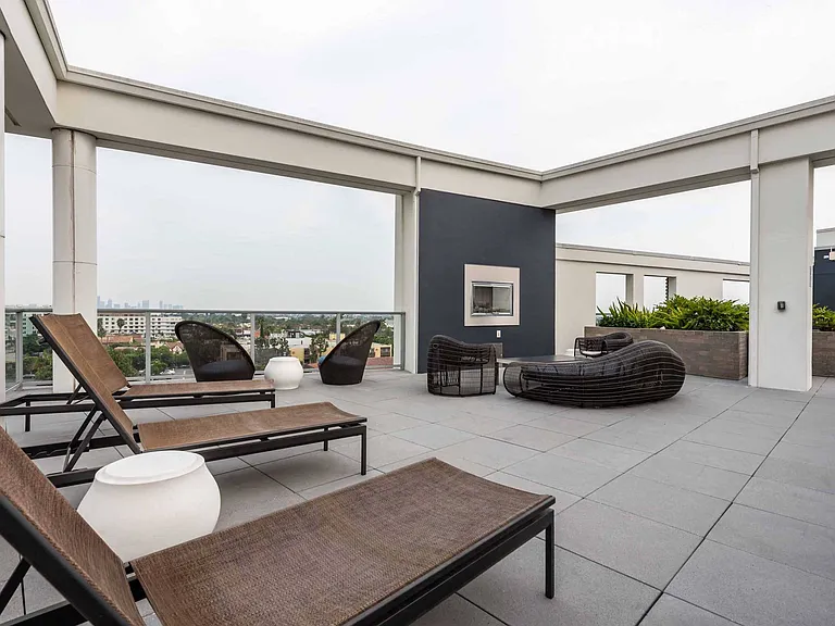 Desmond at Wilshire — Photo 32