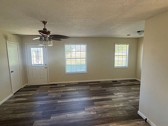 4th image of 684 Evergreen St