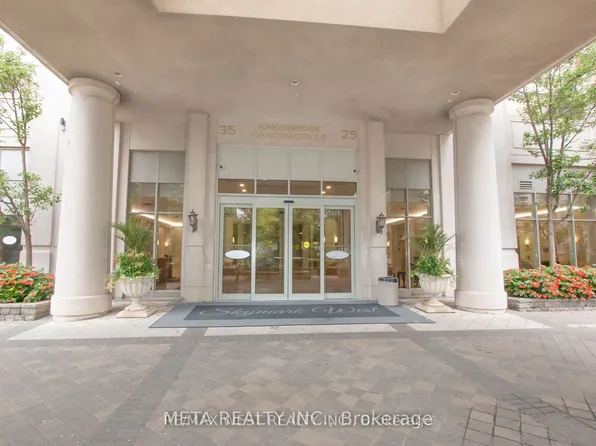35 Kingsbridge Garden Cir, Mississauga, ON