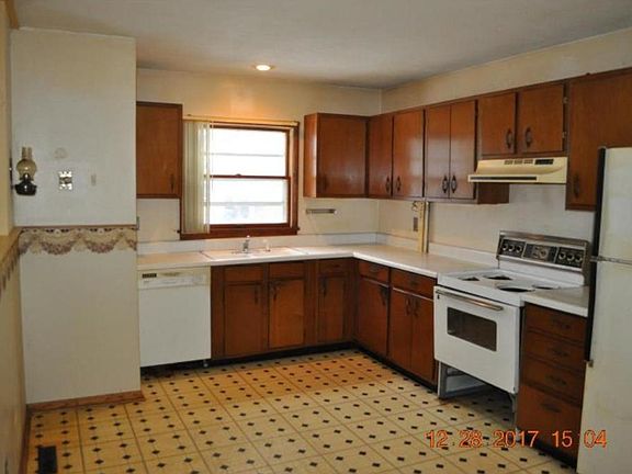 5th image of 2092 3rd St N