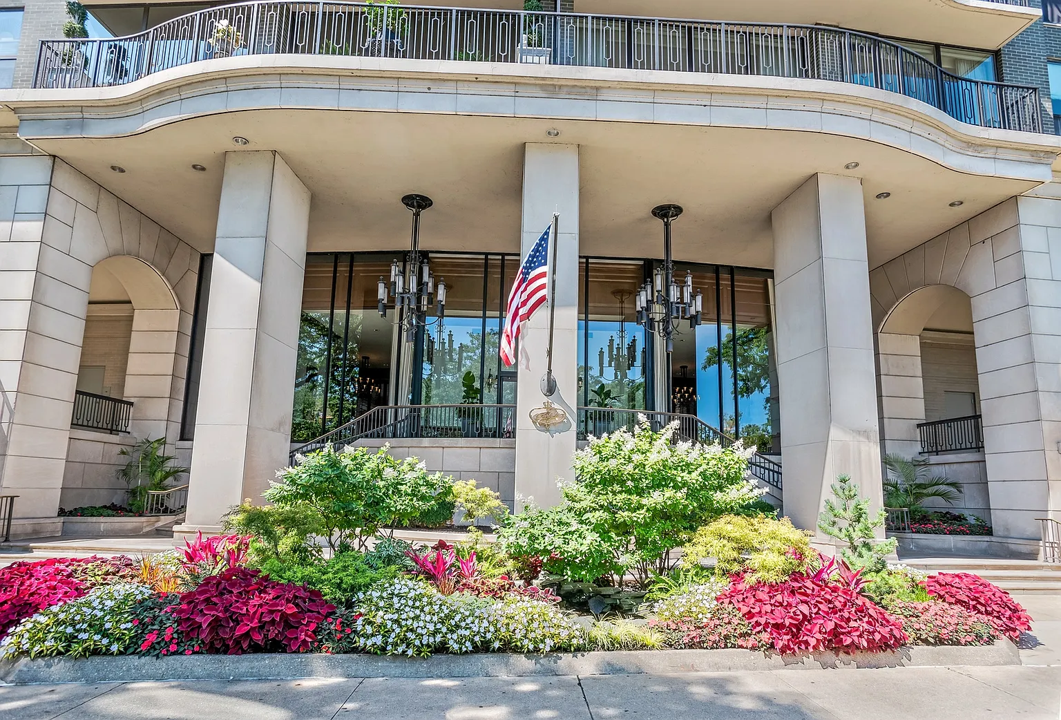 1040 N Lake Shore Dr APT 32D photo 1