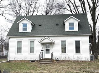 1017 E Washington Ave, Greenville, IL 62246