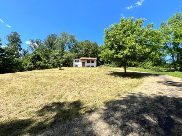 221 Rocky Step Rd, Scott Depot, WV 25560