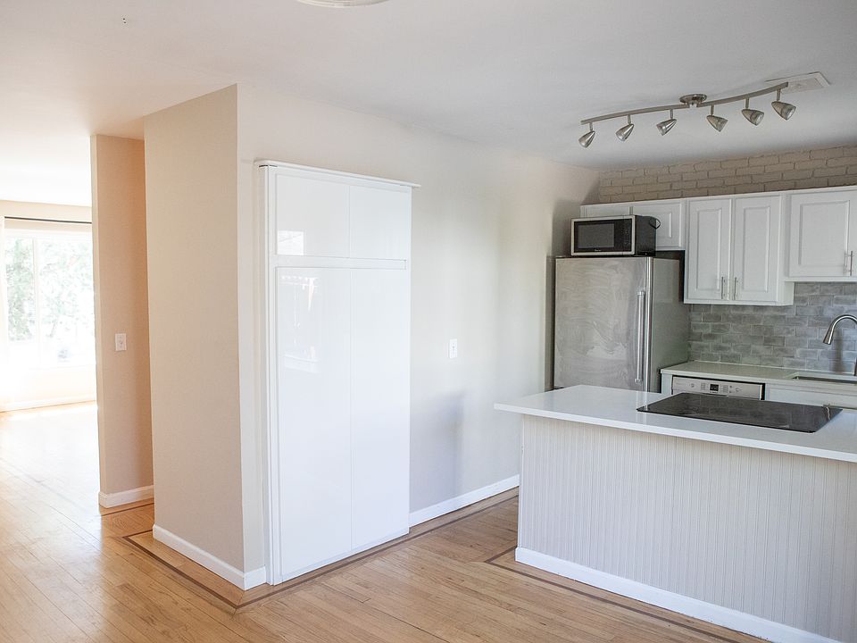 Nice flow to kitchen.