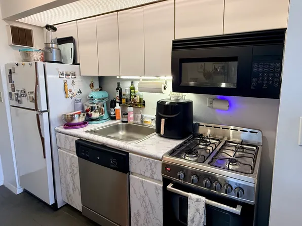 300 East 62nd Street image 4 of 10