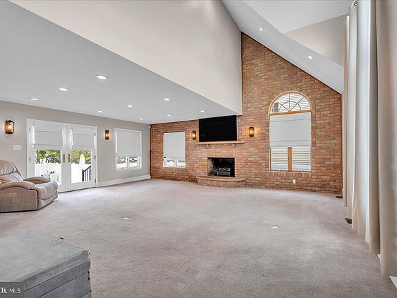 3rd image of 405 Lincoln Ave