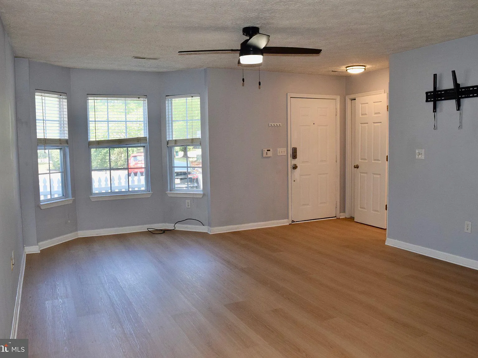 3 bed, 2.5 bath, 1694 sqft, $2,550 — Photo 2