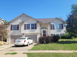 6749 Cresthill Dr, Davenport, IA 52806