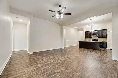 4 bed, 1949 sqft, $2,195 — Photo 4