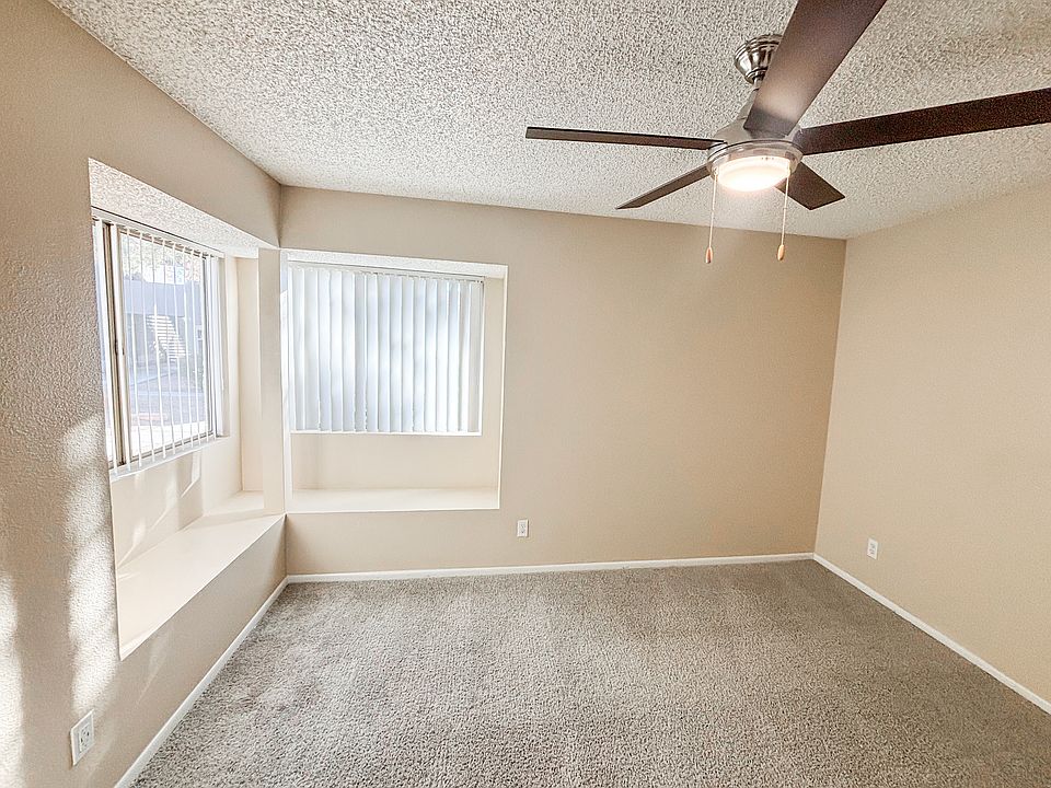 1 bedroom - 1 bathroom apartment:
-bedroom with ceiling fan light and window seat
