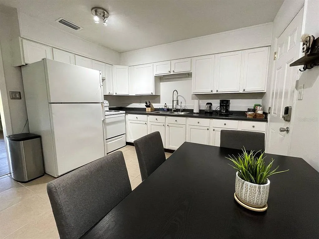 2 bed, 1.0 bath, 960 sqft, $1,395 — Photo 3