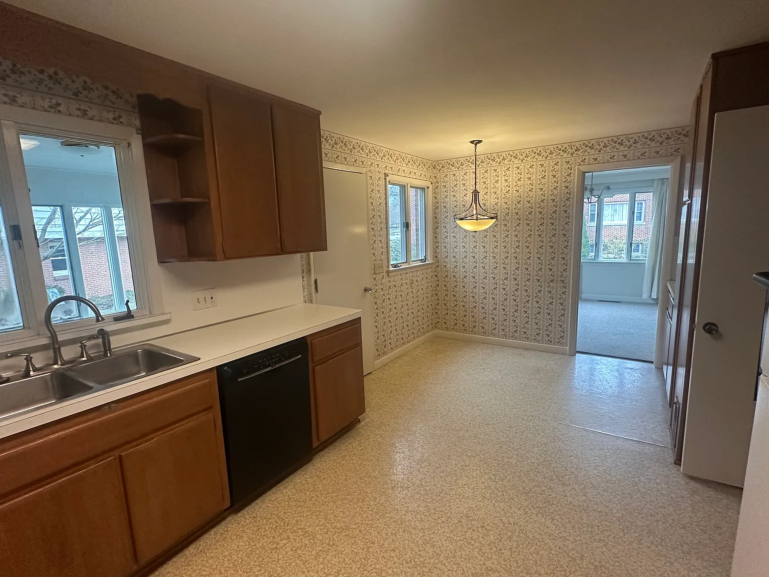 3 bed, 1.5 bath, 1700 sqft, $1,700 — Photo 2