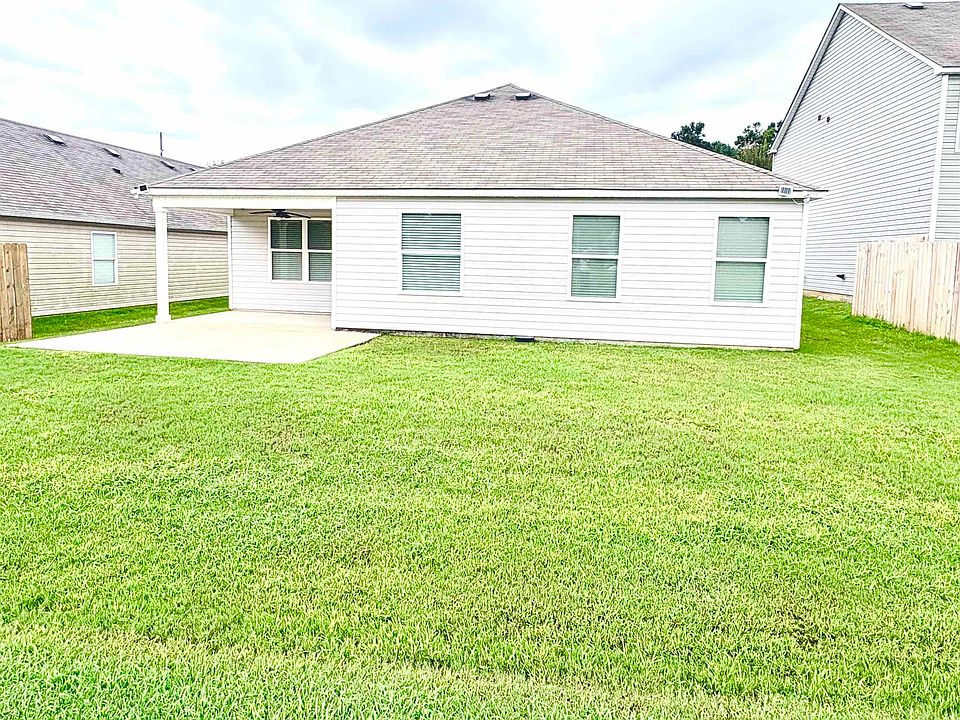 2nd image of 4690 Woodford Cir